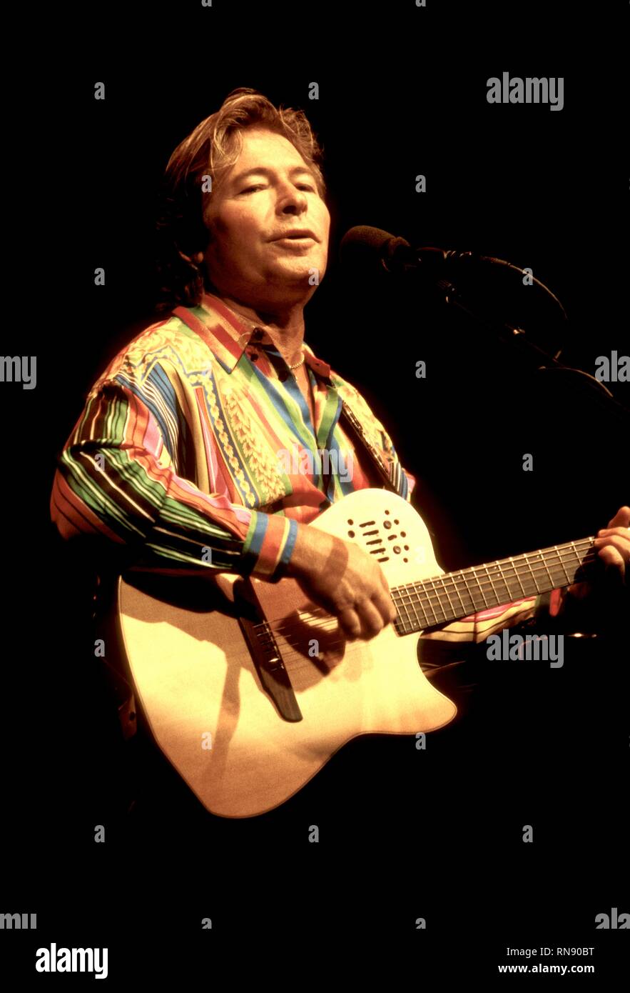 Singer-songwriter John Denver ist dargestellt auf der Bühne während einer "live"-Konzert aussehen. Stockfoto