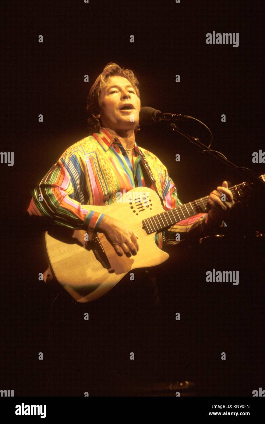Singer-songwriter John Denver ist dargestellt auf der Bühne während einer "live"-Konzert aussehen. Stockfoto