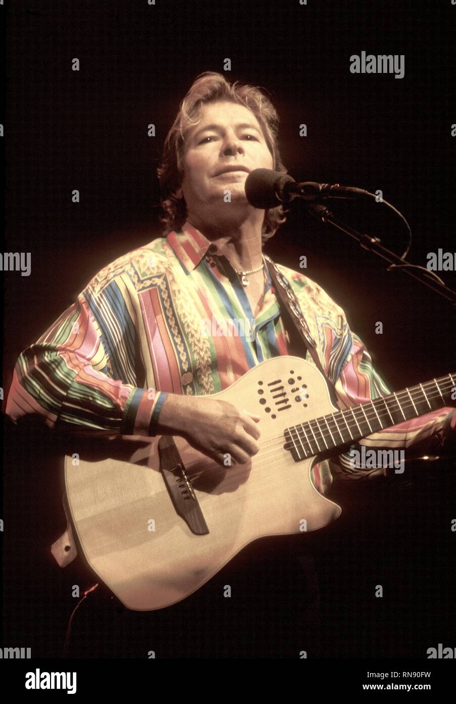 Singer-songwriter John Denver ist dargestellt auf der Bühne während einer "live"-Konzert aussehen. Stockfoto