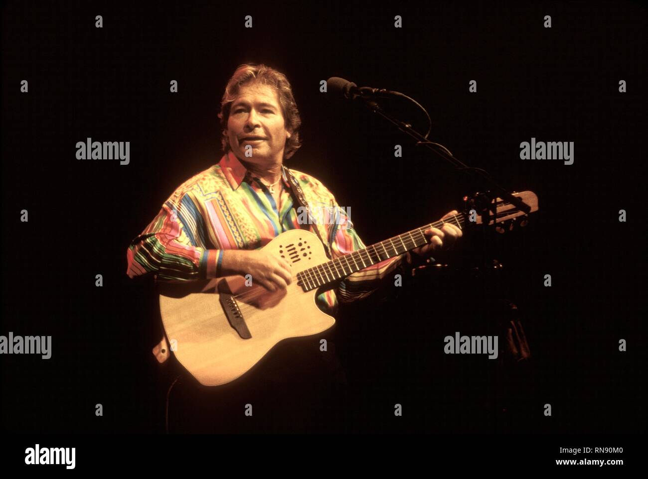 Singer-songwriter John Denver ist dargestellt auf der Bühne während einer "live"-Konzert aussehen. Stockfoto