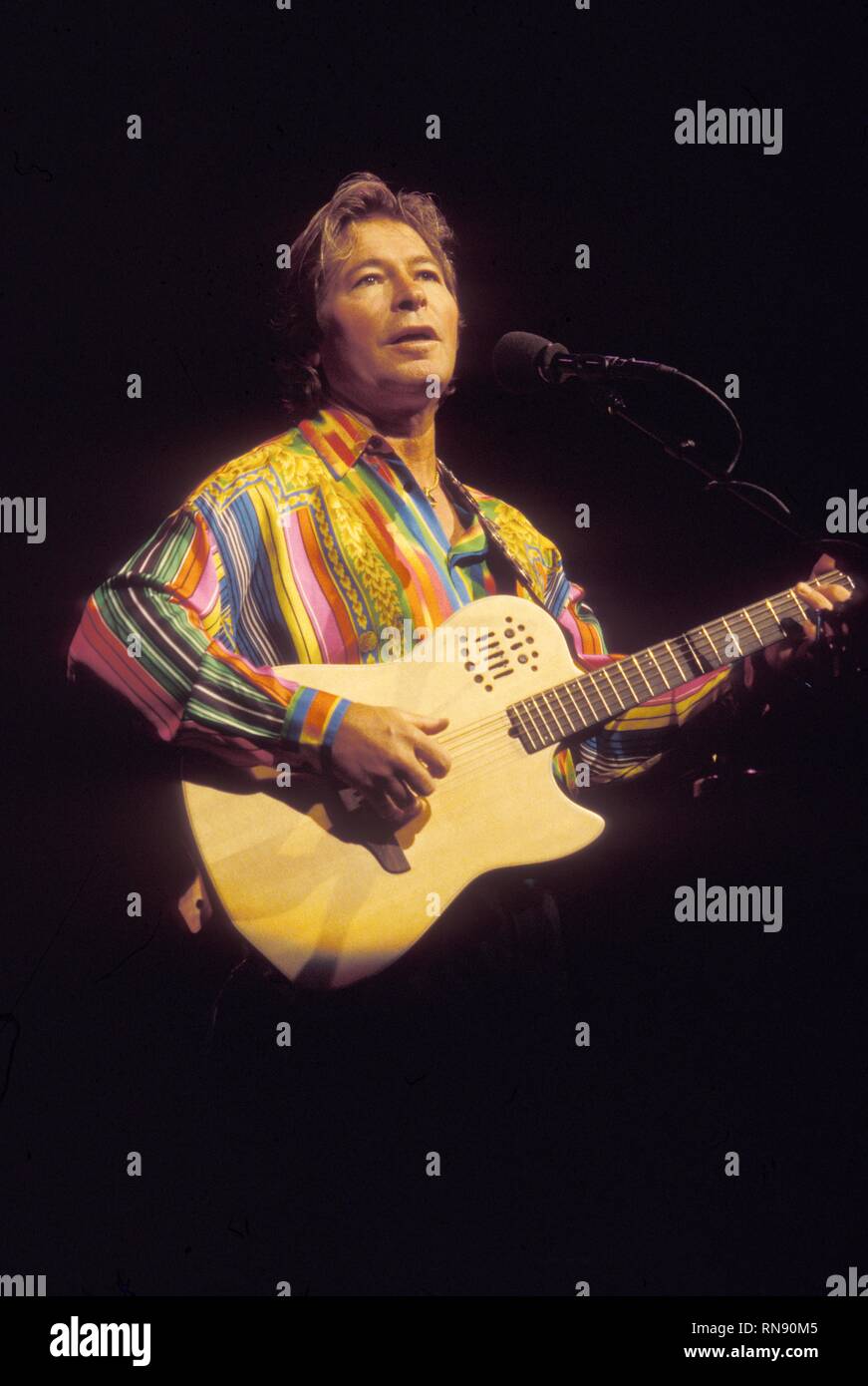 Singer-songwriter John Denver ist dargestellt auf der Bühne während einer "live"-Konzert aussehen. Stockfoto