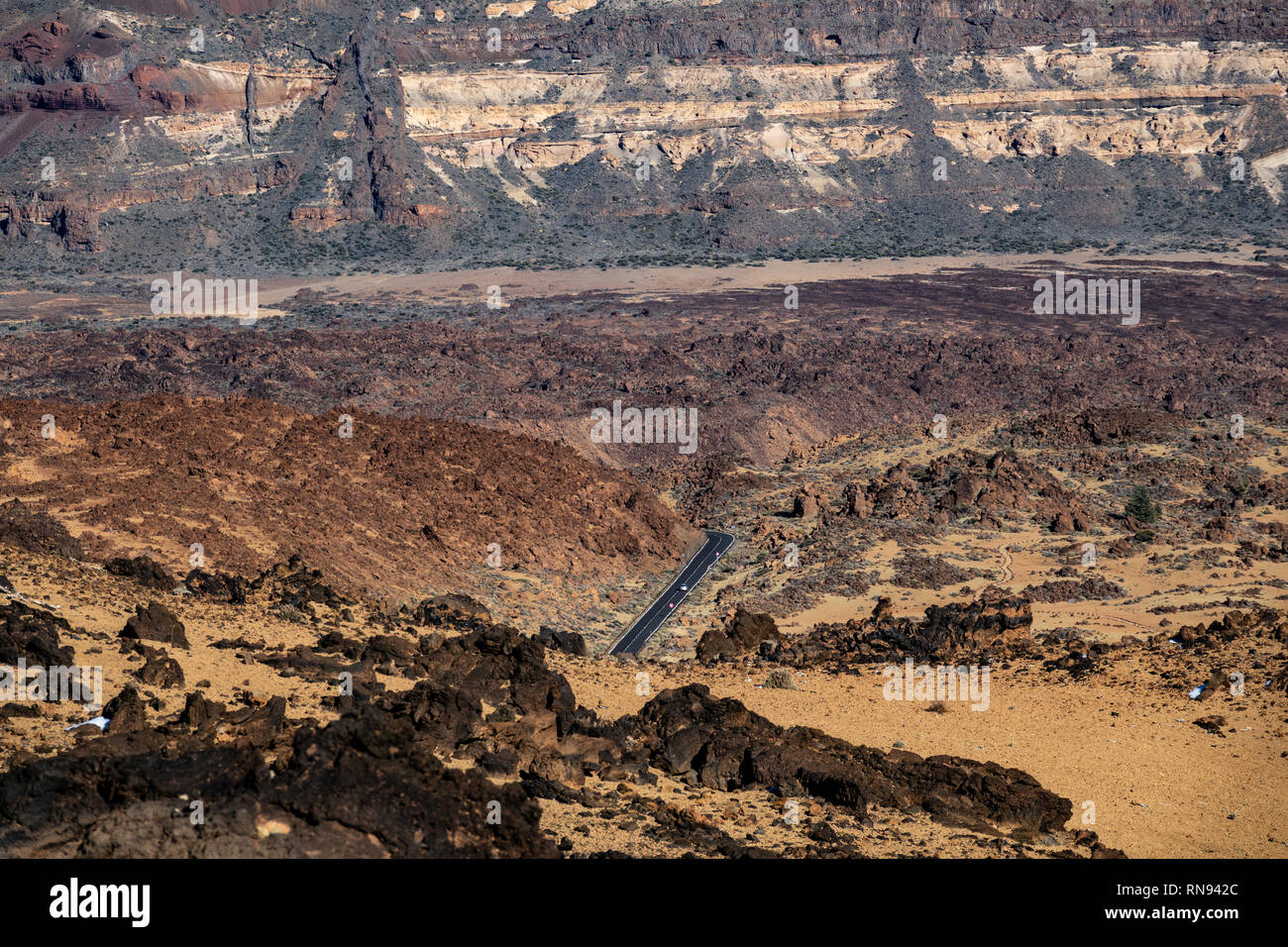 Straße über Krater aus Lava in Teneriffa Stockfoto