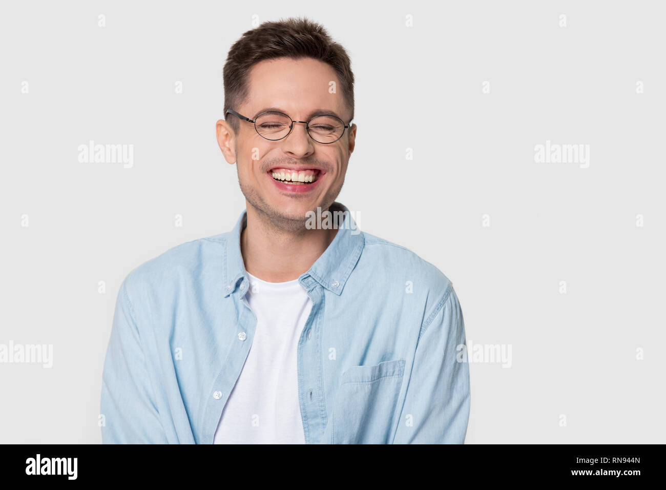 Glücklicher mann Brille an Witz auf Hintergrund lachen Stockfoto