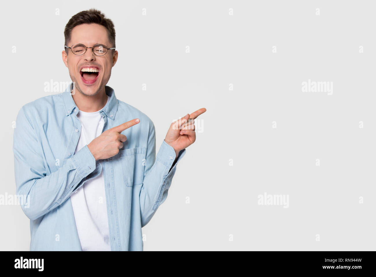 Gerne lustige Mann lachend Gefühl aufgeregt Zeigefinger an Copyspace Stockfoto