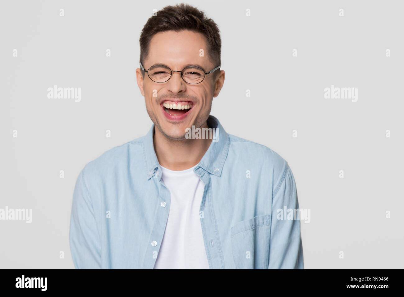 Lustiger Kerl nerd Brille lachend an Kamera suchen Stockfoto