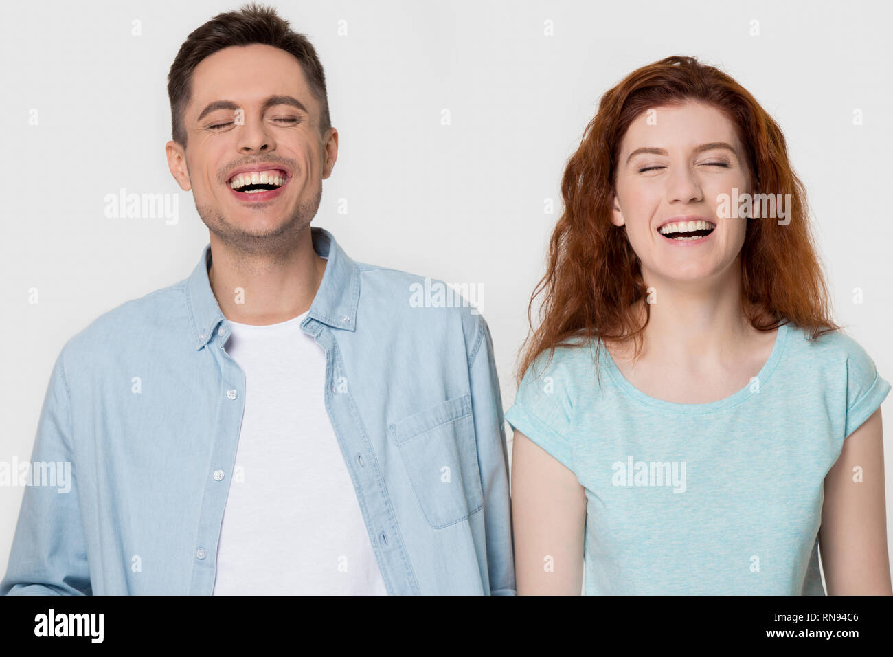 Junge fröhliche Paare an humorvolle dumm lustig Witz zusammen lachen Stockfoto
