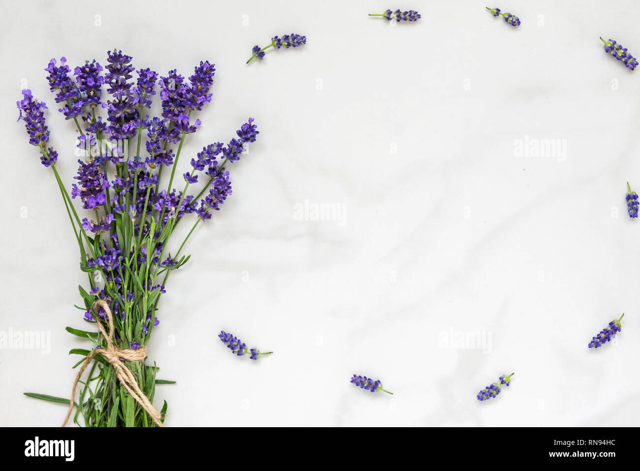 Lavendel Blumen Blumenstrauß auf weißem Marmor Tisch mit Platz für Ihren Text kopieren. top anzeigen. Flach. Hochzeit oder Tag der Frauen Hintergrund Stockfoto