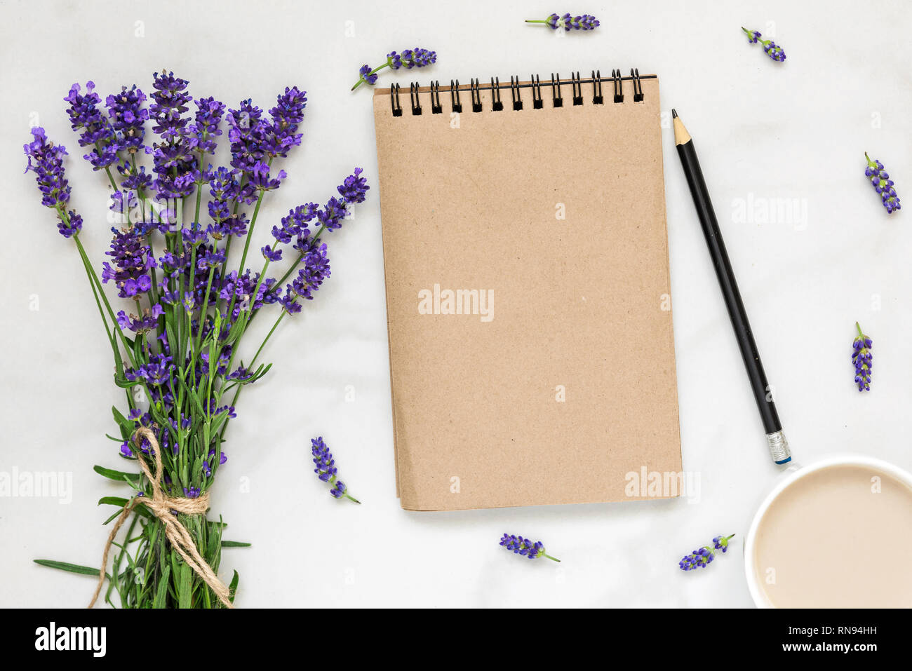 Mock up Grußkarte im Rahmen der Lavendelblüten mit Blumenstrauß und Tasse Cappuccino für Tag Hochzeit oder Valentinstag mit Platz für Ihren Text Stockfoto