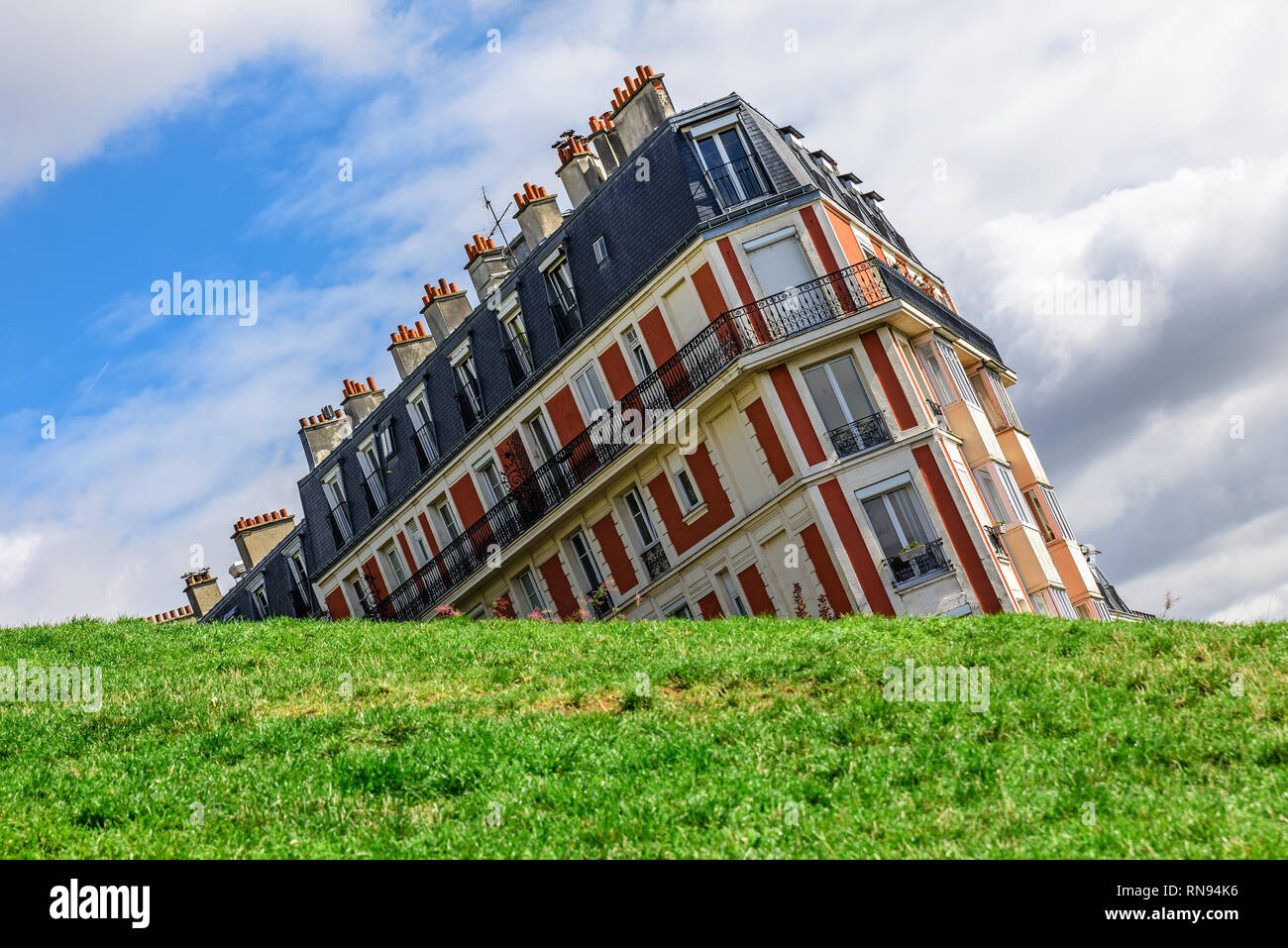 Sinkende Haus auf Montmartre mit lustigen Winkel, Paris, Frankreich im sonnigen Tag genommen Stockfoto Sinkende Haus auf Montmartre mit lustigen Winkel, Paris, Frankreich im sonnigen Tag genommen Stockfoto