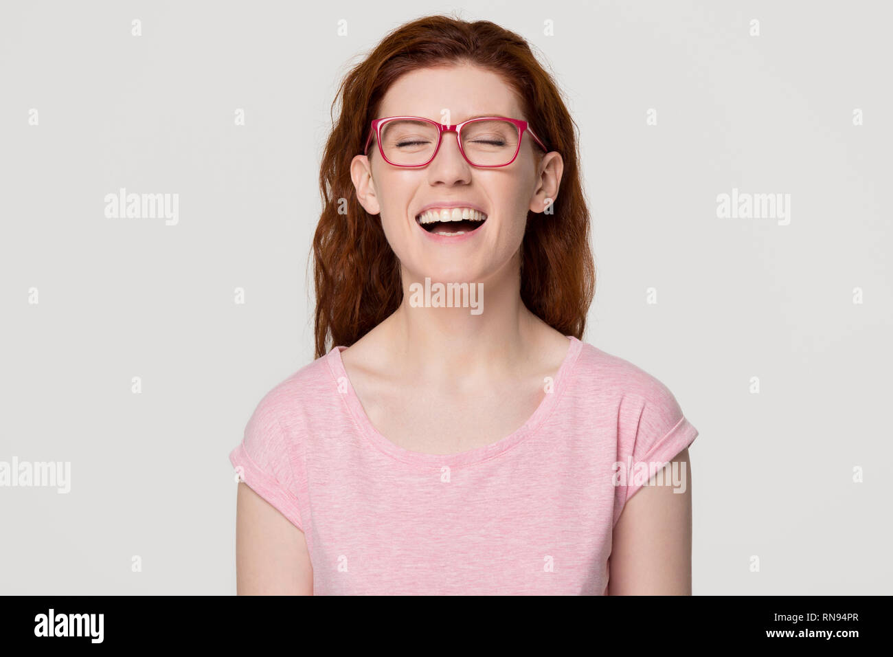 Gerne lustig rothaarige Mädchen laut lachend an humorvolle Witz Stockfoto