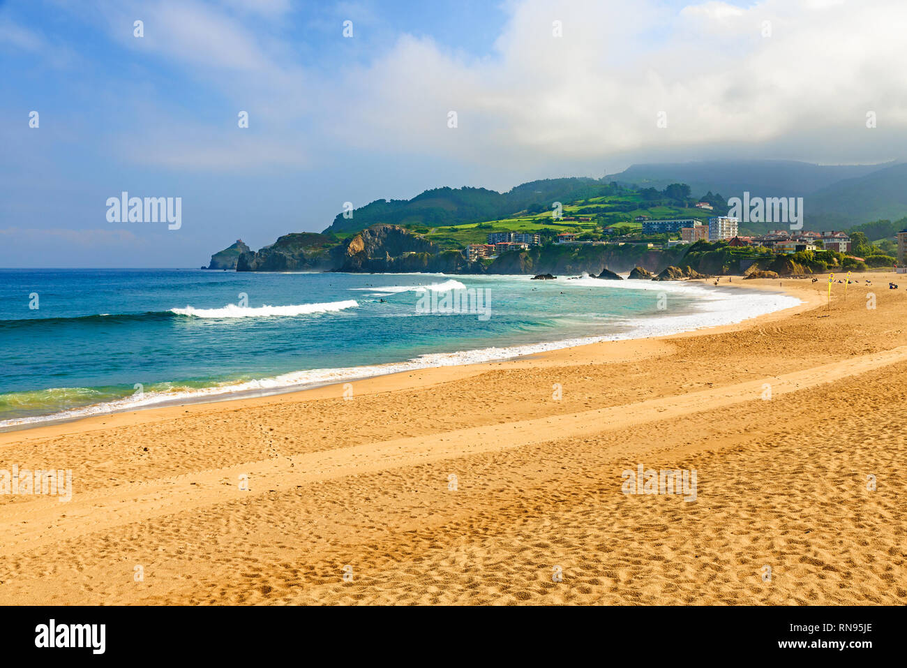 Blick auf den Sandstrand in Bakio, Baskenland, Spanien mit Wellen und Surfer Stockfoto