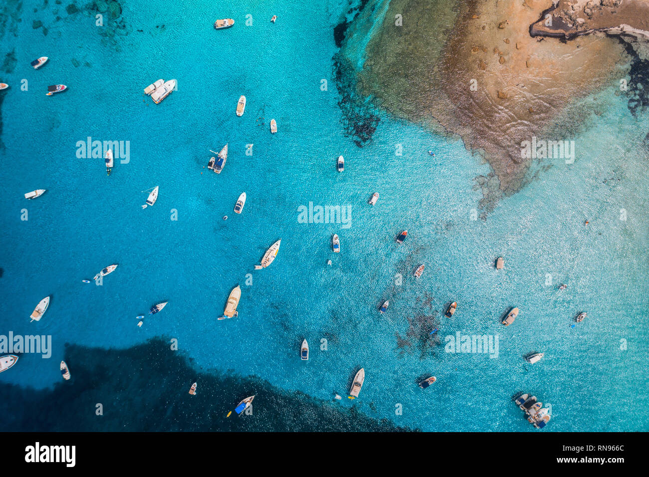 Luftaufnahme von Booten und Luxusyachten in transparent blau Meer in sonniger Tag in Spanien. Bunte Landschaft mit Marina Bay, azurblaues Wasser. Balearen Insel Stockfoto