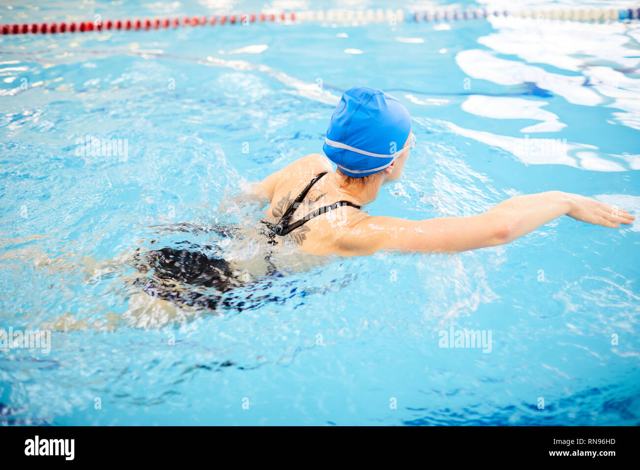 Frau Baden im Pool Stockfoto