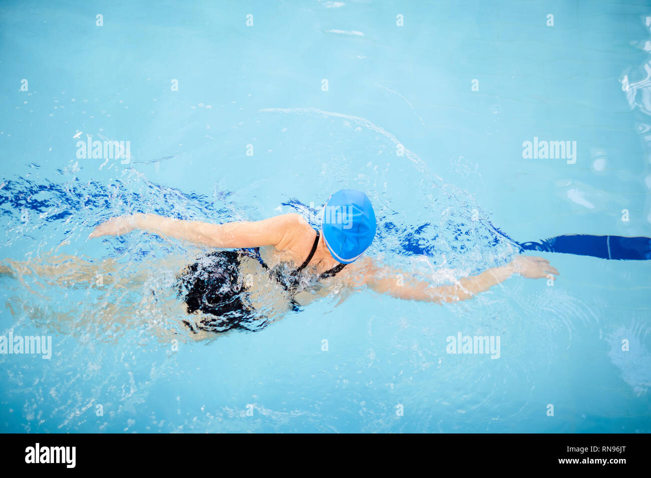 Nicht erkennbare Frau Schwimmen im Pool Stockfoto