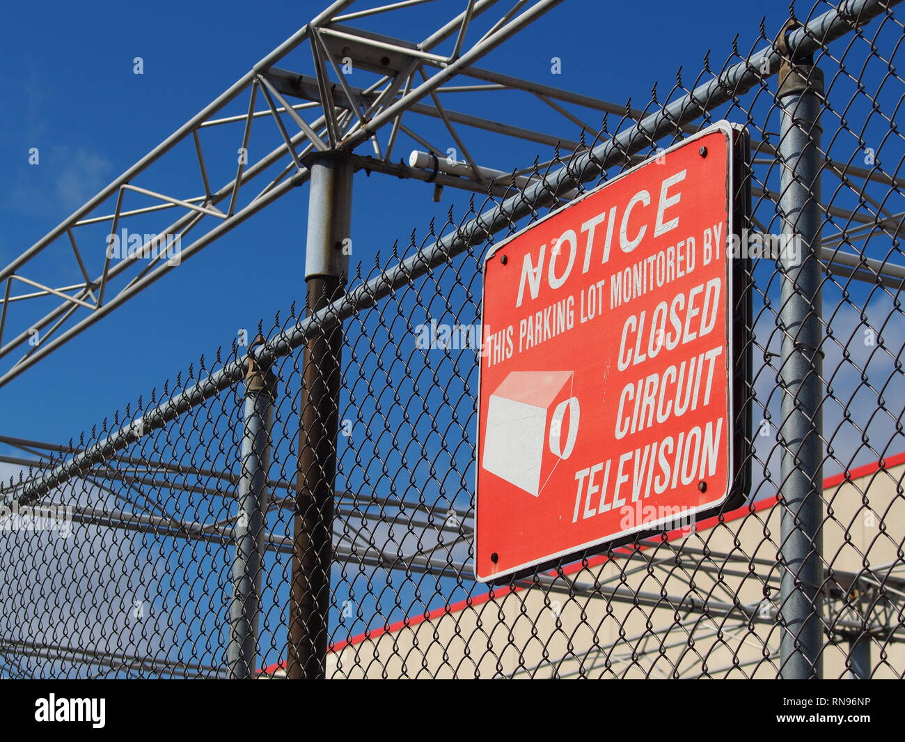 CCT-closed circuit television/Überwachungskamera Zeichen auf Zaun der abgebrochenen Store Stockfoto