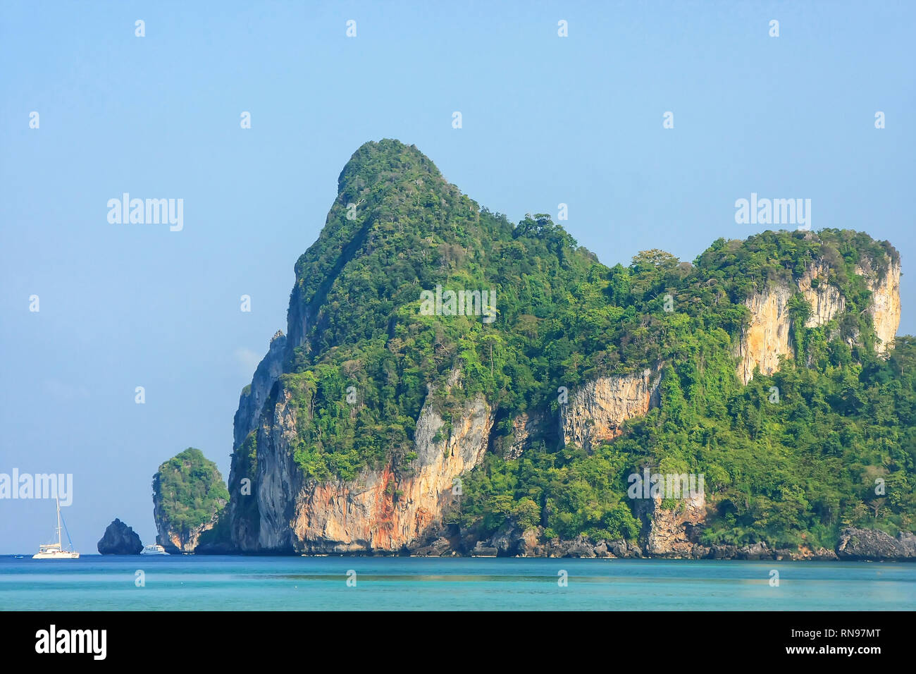Kalkstein-Klippen der Insel Phi Phi Don, Provinz Krabi, Thailand. Koh Phi Phi Don ist Teil eines marine National Park. Stockfoto
