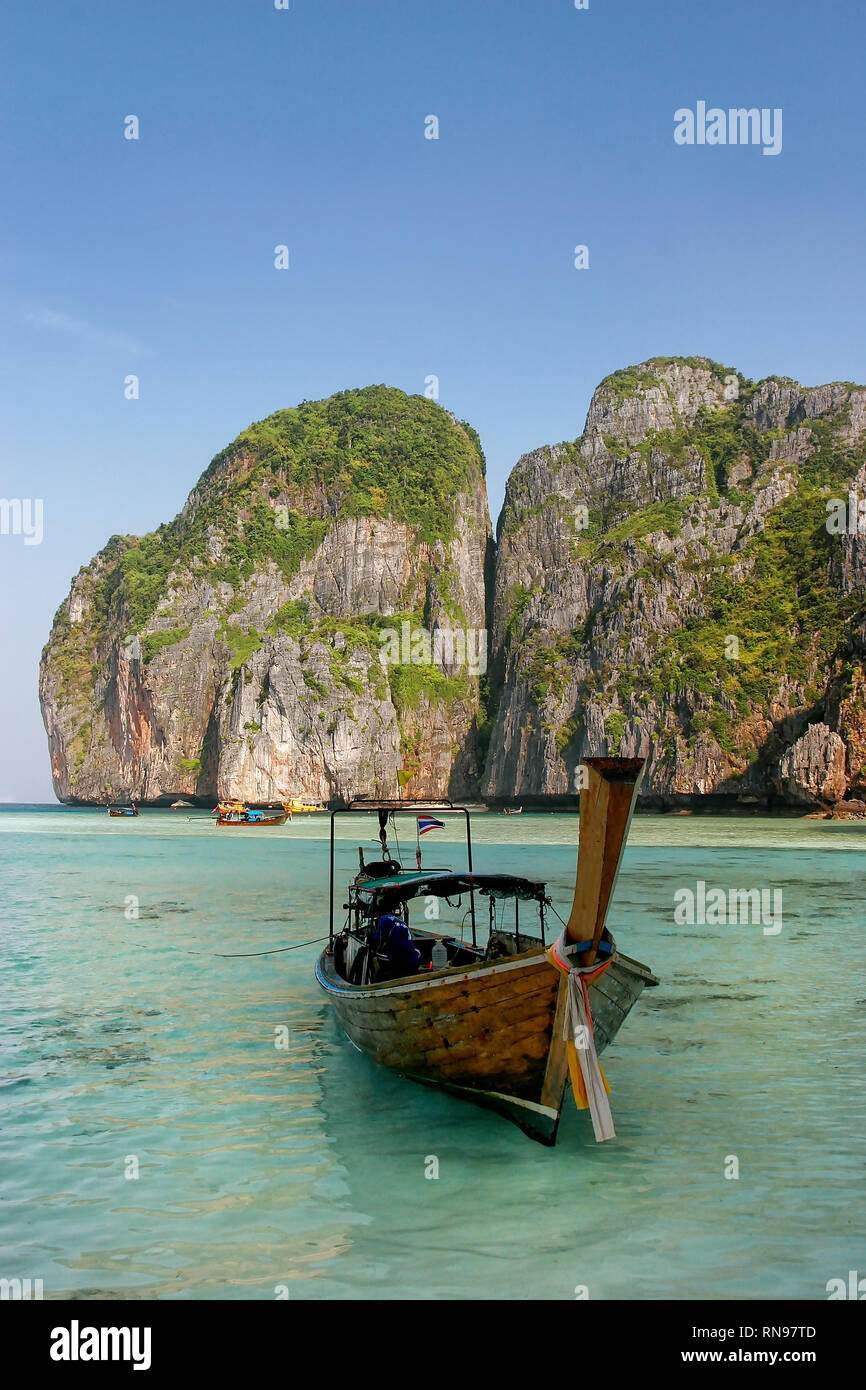 Longtail-Boot verankert im Maya Bay auf Phi Phi Leh Island, Provinz Krabi, Thailand. Es ist Teil des Mu Ko Phi Phi National Park. Stockfoto