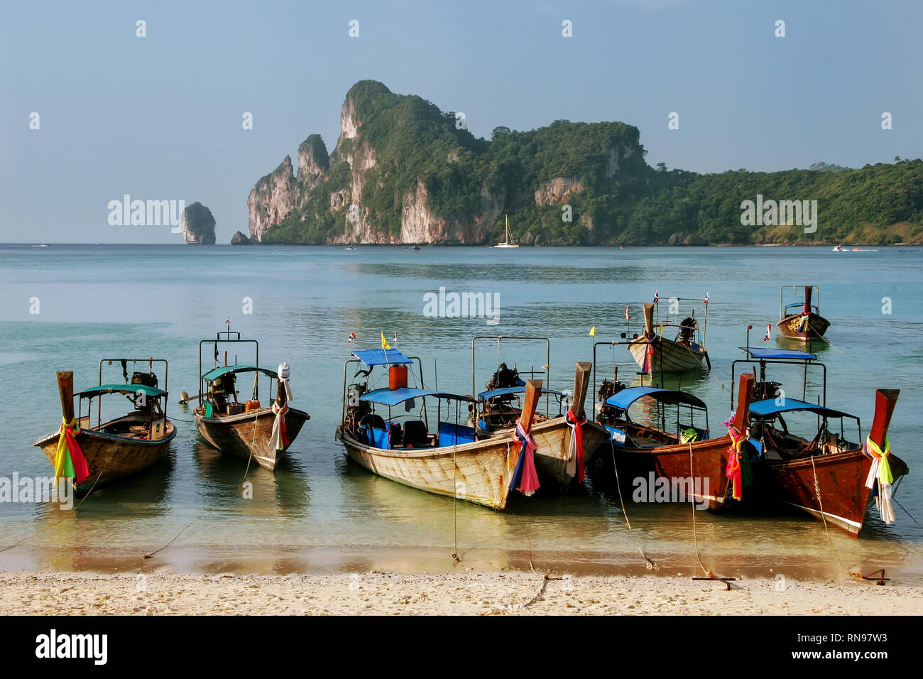 Longtail-Boote ankerten an Ao Loh Dalum Strand auf Phi Phi Don Island, Provinz Krabi, Thailand. Koh Phi Phi Don ist Teil eines marine National Park. Stockfoto