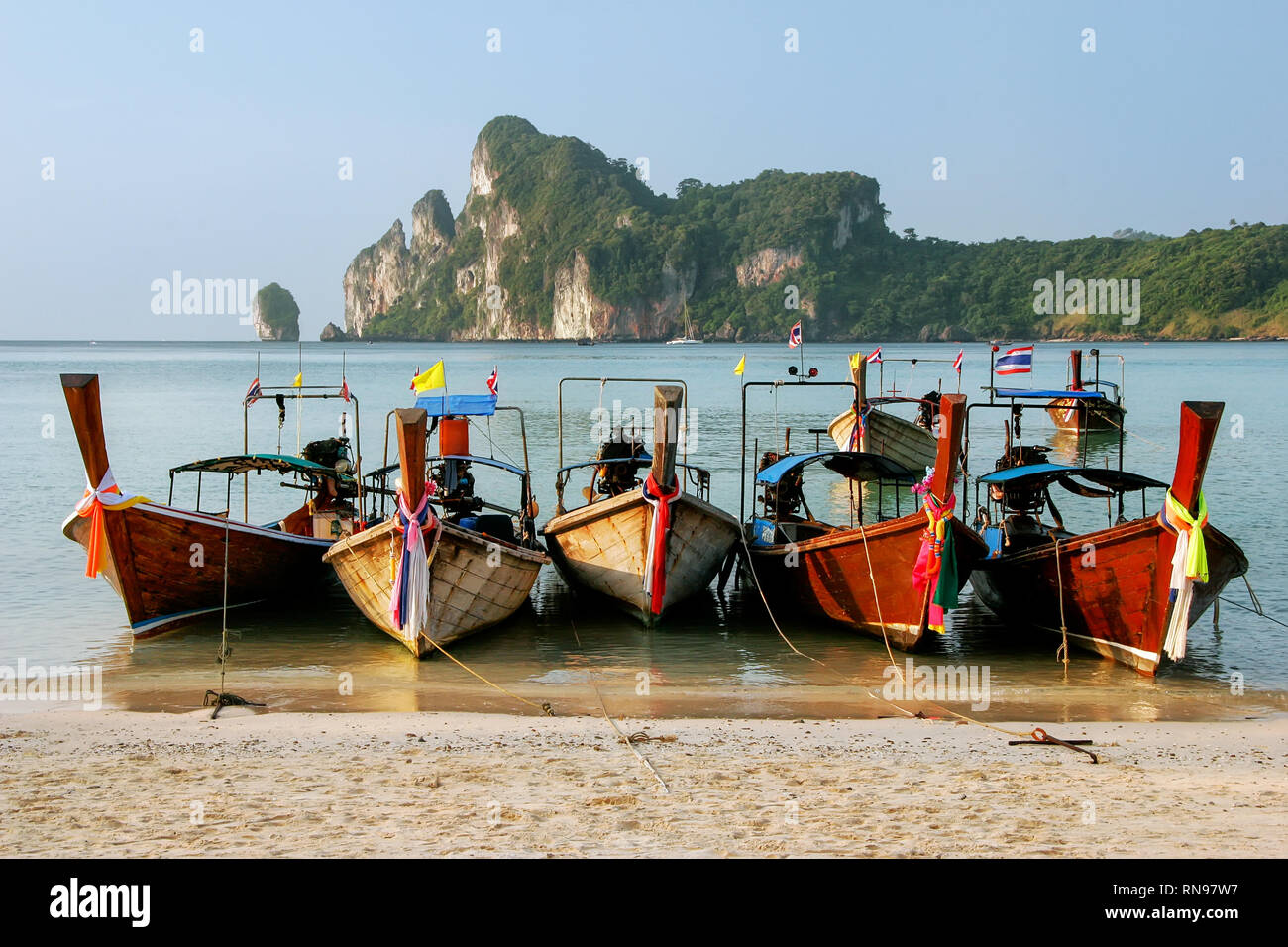 Longtail-Boote ankerten an Ao Loh Dalum Strand auf Phi Phi Don Island, Provinz Krabi, Thailand. Koh Phi Phi Don ist Teil eines marine National Park. Stockfoto