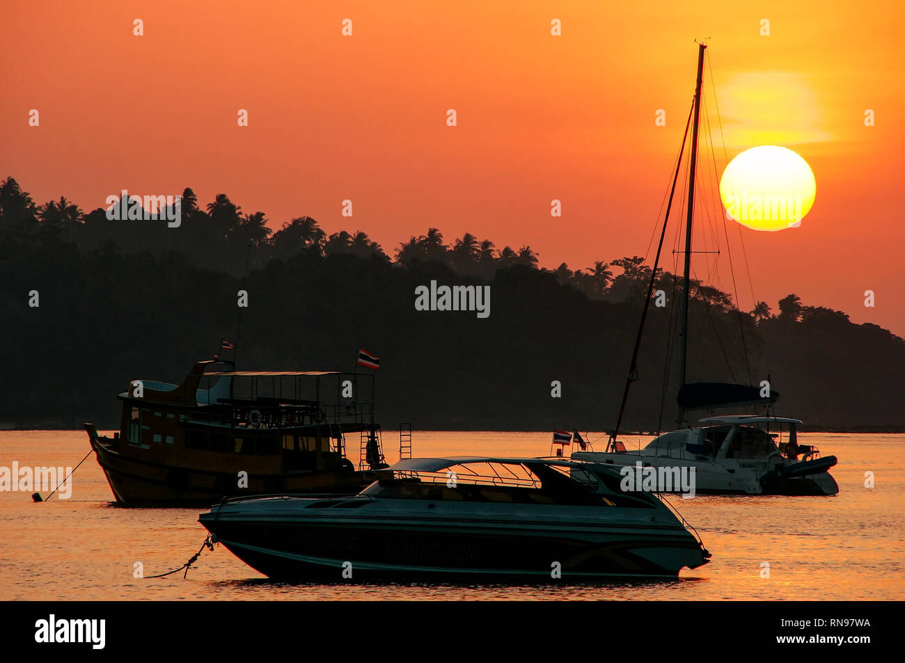Silhouetted Boote bei Sonnenaufgang auf Ao Ton Sai, Koh Phi Phi Don Island, Krabi Thailand. Koh Phi Phi Don ist ein Teil der Marine National Park. Stockfoto