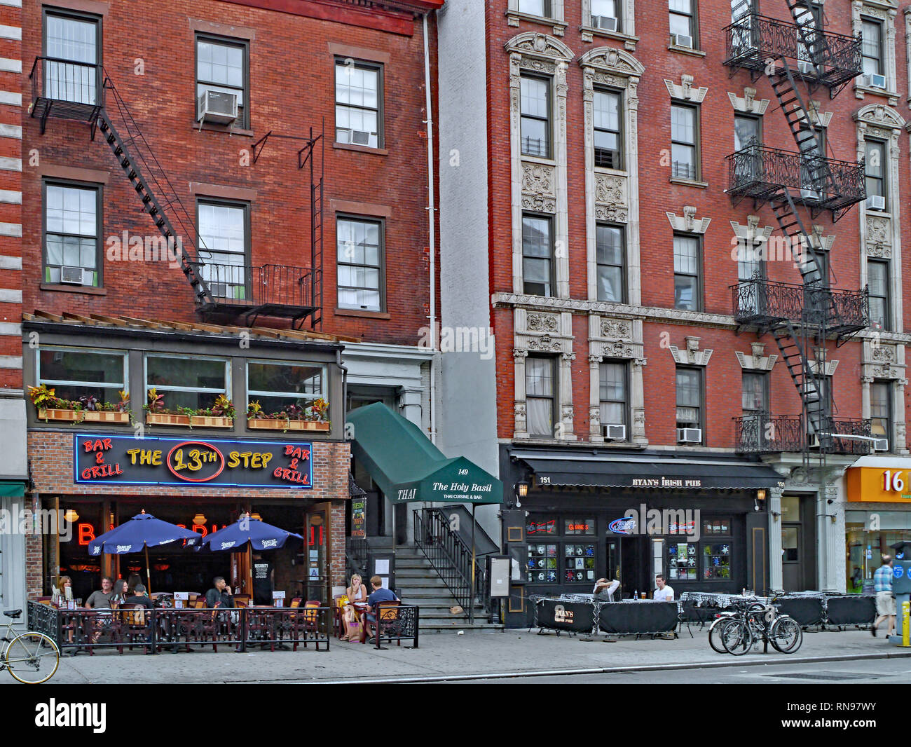 NEW YORK CITY - JUNI 2012: East Village Bereich von Manhattan auf der 2nd Avenue bewahrt ältere Gebäude mit interessanten Art Deco Designs und Farben Stockfoto