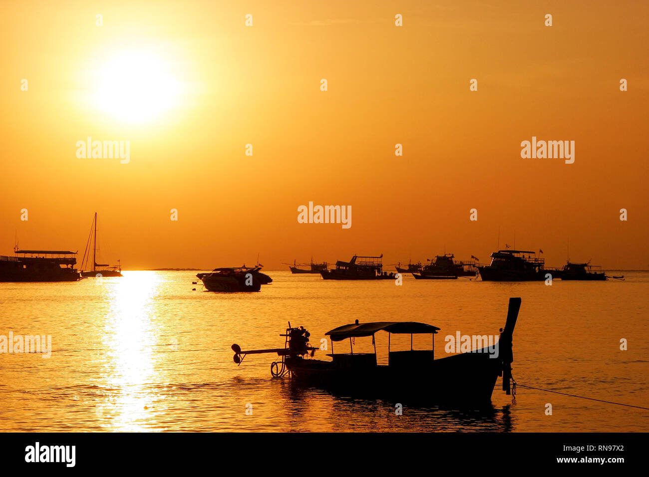 Silhouette Longtail-Boot bei Sonnenaufgang auf Ao Ton Sai, Phi Phi Don Island, Provinz Krabi, Thailand. Koh Phi Phi Don ist Teil eines marine National Park. Stockfoto