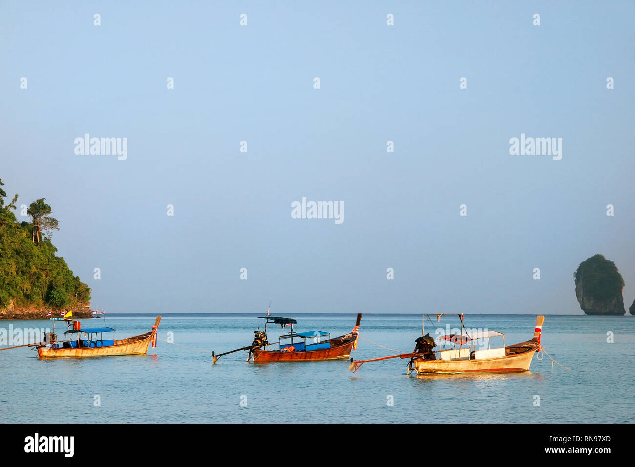 Longtail Boote bei Ao Loh Dalum auf Ko Phi Phi Don Insel, Provinz Krabi, Thailand verankert. Koh Phi Phi Don ist ein Teil der Marine National Park. Stockfoto