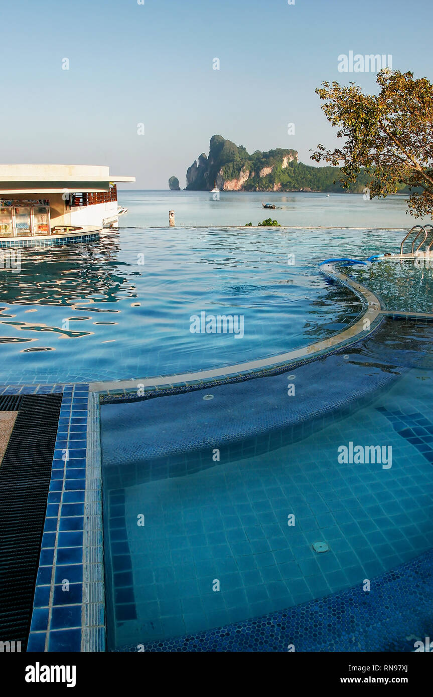 Pool bei Ao Loh Dalum Beach, Koh Phi Phi Don Island, Krabi Thailand. Koh Phi Phi Don ist ein Teil der Marine National Park. Stockfoto