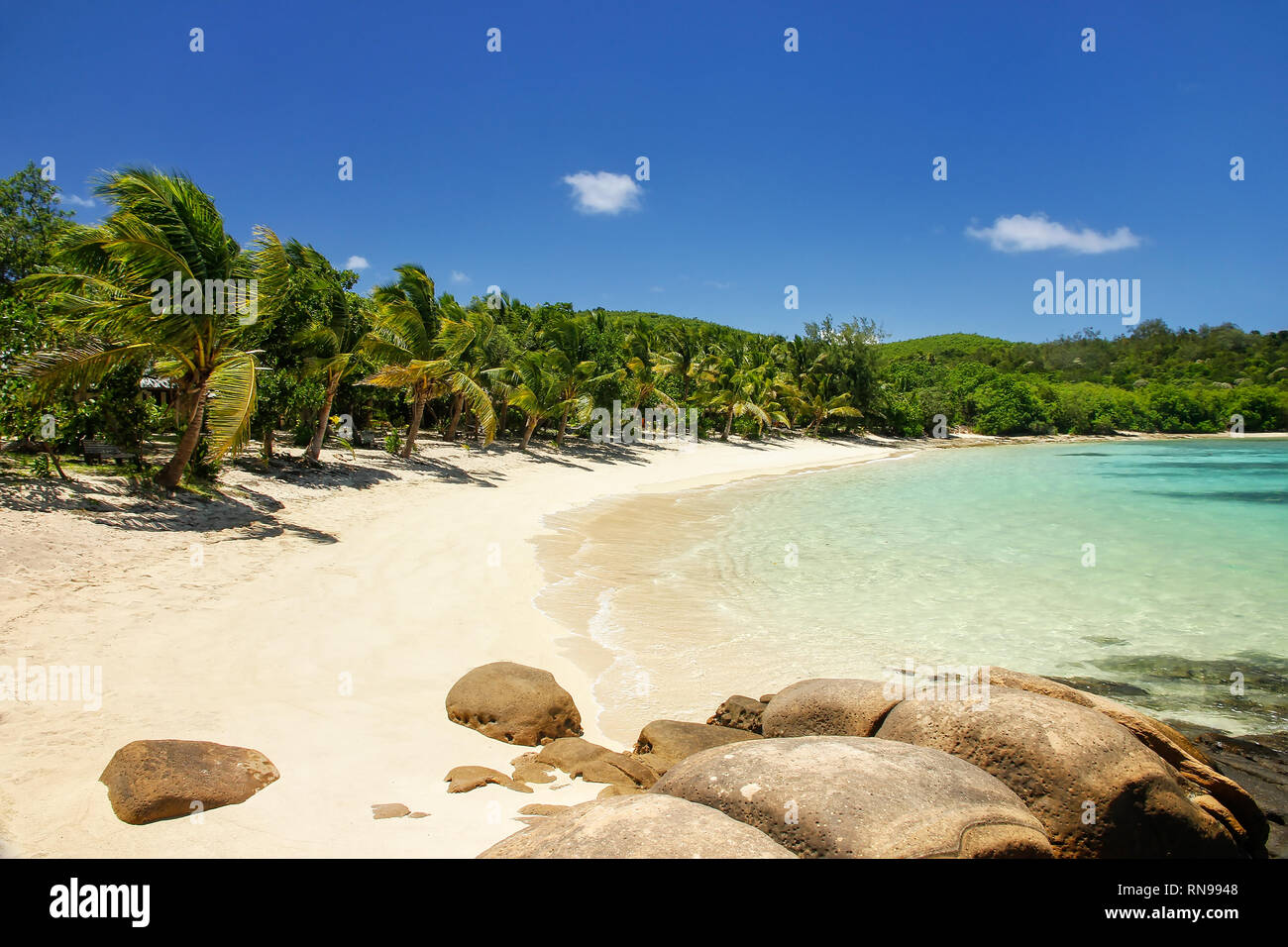 Sandstrand auf Drawaqa Island, Yasawa Islands, Fidschi. Dieses Archipel besteht aus etwa 20 Inseln vulkanischen Ursprungs Stockfoto