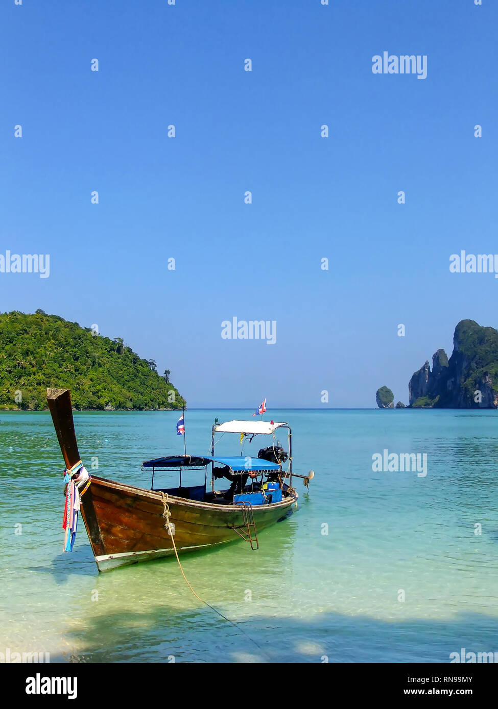 Longtail-Boot verankert am Ao Loh Dalum Strand auf Phi Phi Don Island, Provinz Krabi, Thailand. Koh Phi Phi Don ist Teil eines marine National Park. Stockfoto