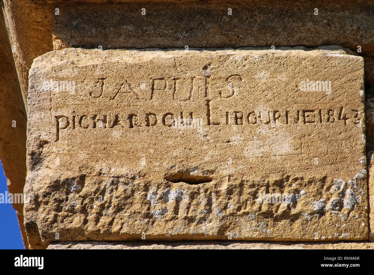 19. jahrhundert Graffiti auf Pont du Gard, Südfrankreich. Es ist die höchste aller erhöhten römischen Aquädukte. Stockfoto