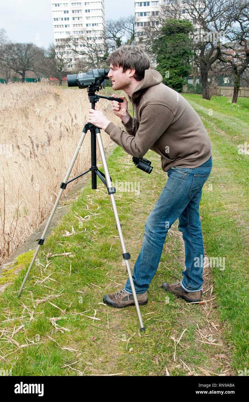 Vogelbeobachter mit Teleskop, finden warden, Stoke Newington Osten Stauseen, jetzt Woodberry Feuchtgebiete, Kanzleien, England Großbritannien UK Stockfoto