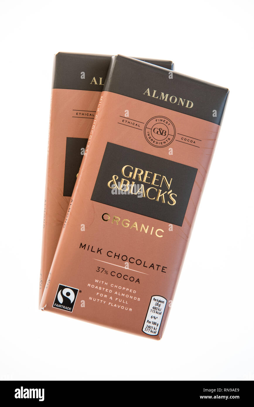 Zwei Bars von Grün & Schwarz die organische, Fairtrade oder Fairer Handel ethische Mandel Milchschokolade auf weißem Hintergrund. Stockfoto