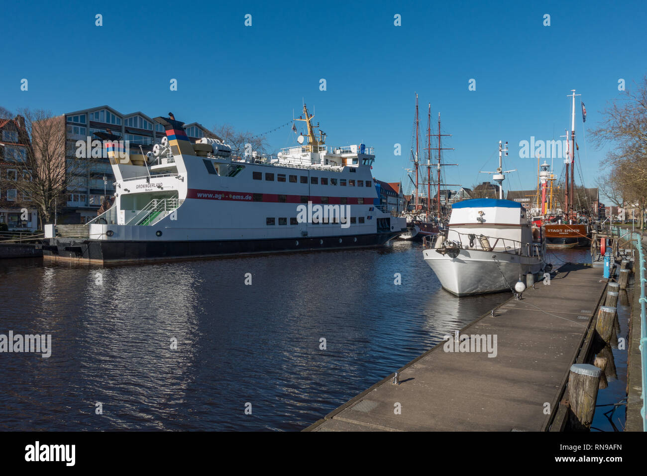 Fähre und alten Booten. Emden. Deutschland. Stockfoto