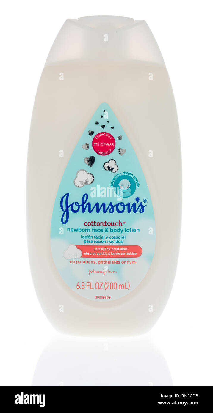 Winneconne, WI - 14. Februar 2019: eine Flasche Johnsons cottontouch neugeborenen Gesicht und Körper Lage auf einem isolierten Hintergrund Stockfoto