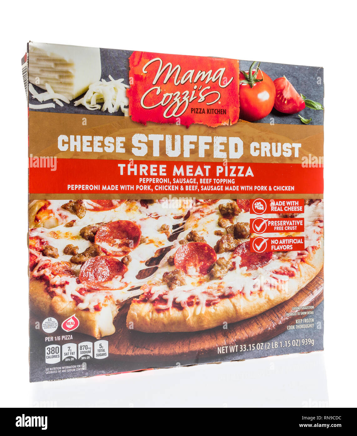 Winneconne, WI - 14. Februar 2019: ein Paket von Mama Cozzis pizza Küche Käse gefüllt Kruste Tiefkühlpizza auf einem isolierten Hintergrund Stockfoto