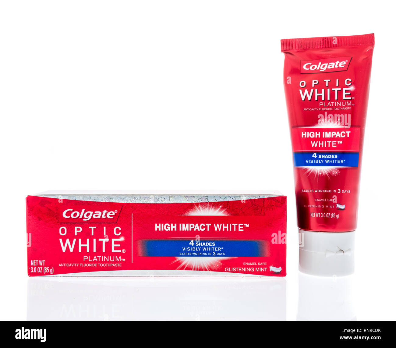 Winneconne, WI - 14. Februar 2019: eine Tube Colgate optic White Platinum Zahnpasta auf einem isolierten Hintergrund Stockfoto