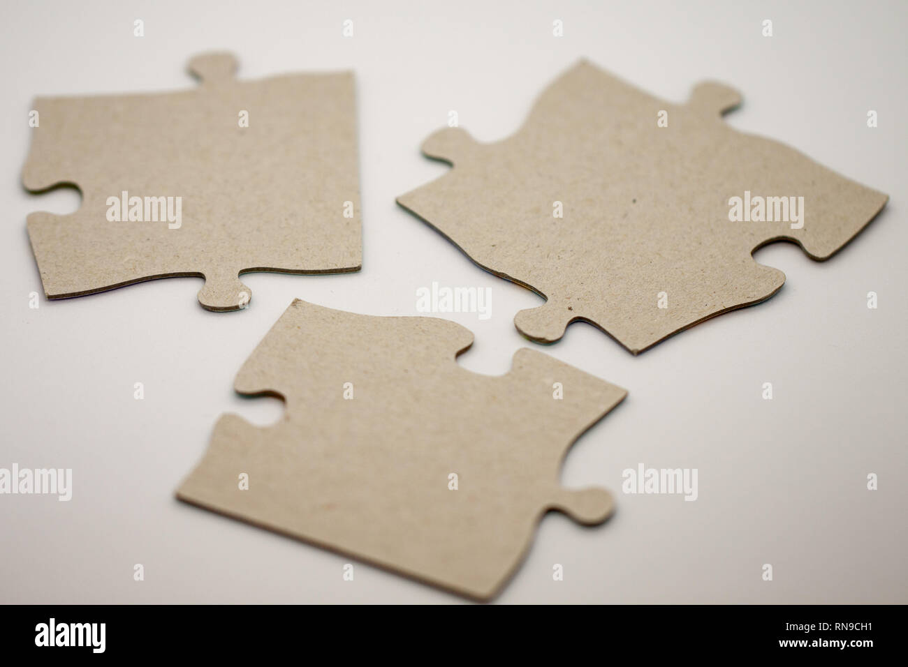Karton puzzle Stücke auf grauem Hintergrund Stockfoto