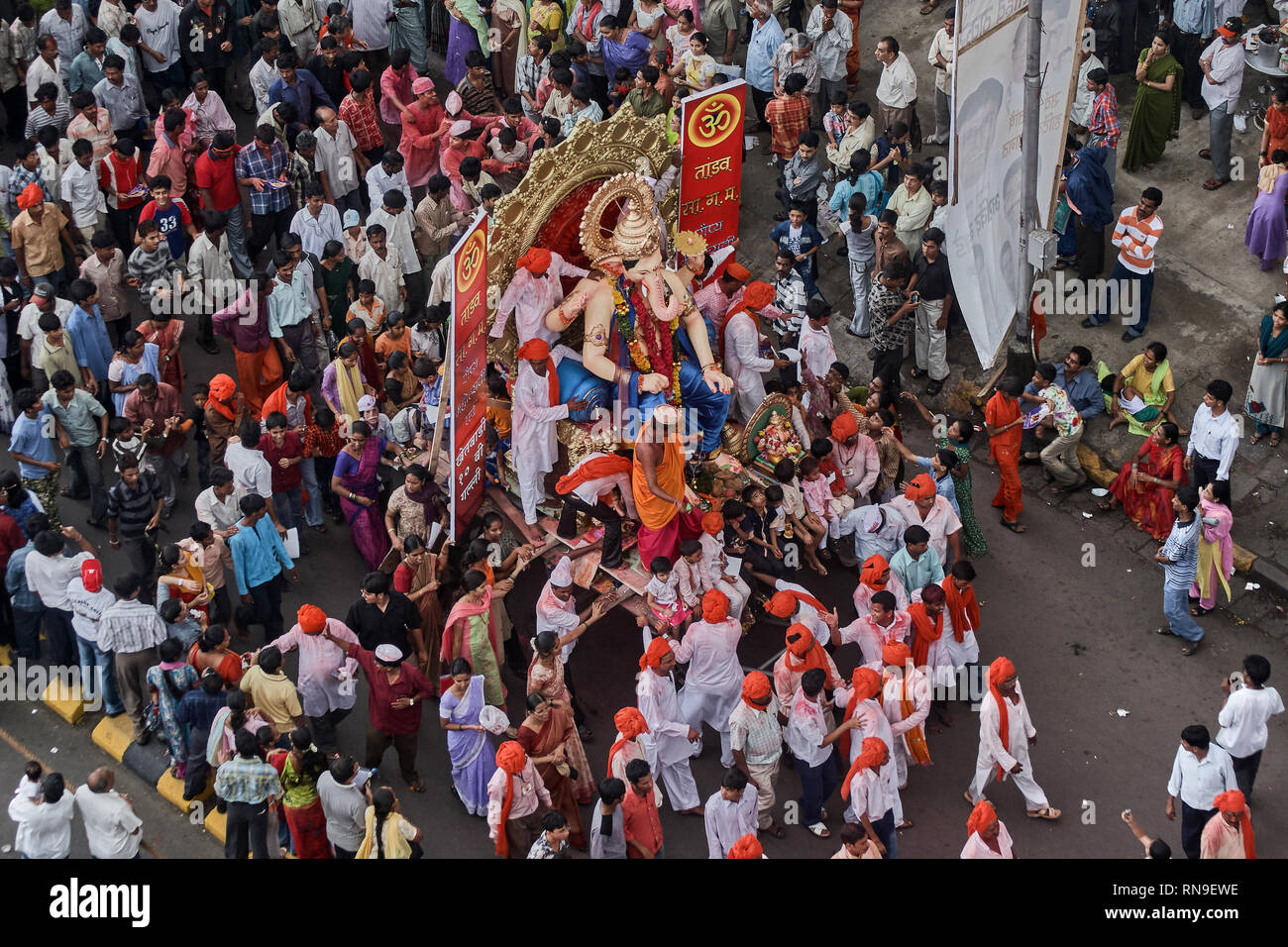 04 - N 0V-2005-Idol von Lord Ganesh Ganpati Elefant Gott visarjan auf Chowpatty; Bombay Mumbai, Maharashtra, Indien Stockfoto