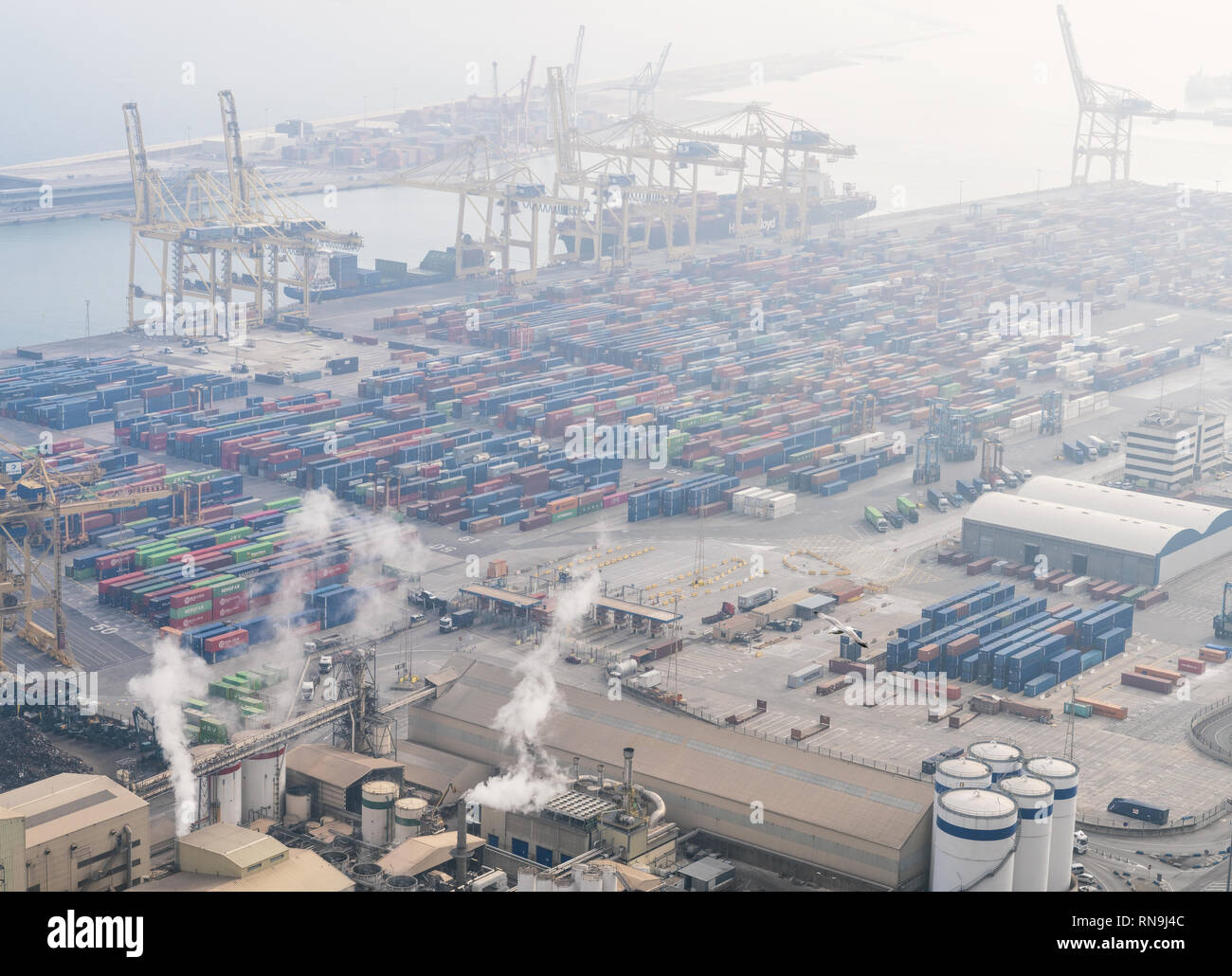 Vom 7. Februar 2019 - Barcelona, Spanien. Bild von einem Beschäftigten gewerblichen/industriellen Port. Schlechte Sicht durch Luftverschmutzung verursacht. Stockfoto