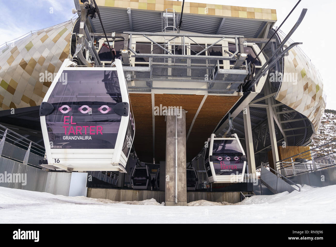 10. Februar 2019 - El Tarter, Andorra. Bild eines modernen Gondel steigen von El Tarter Basisstation. Skigebiet Transport. Stockfoto
