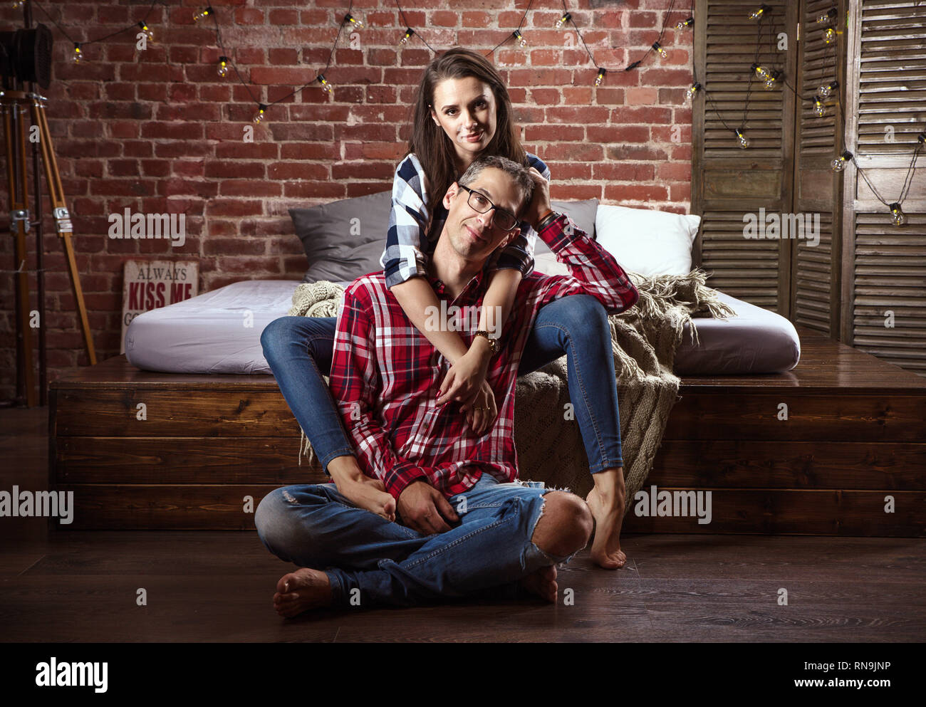 Portrait von eine entspannte, freundliche Paar in einem modernen Interieur Stockfoto