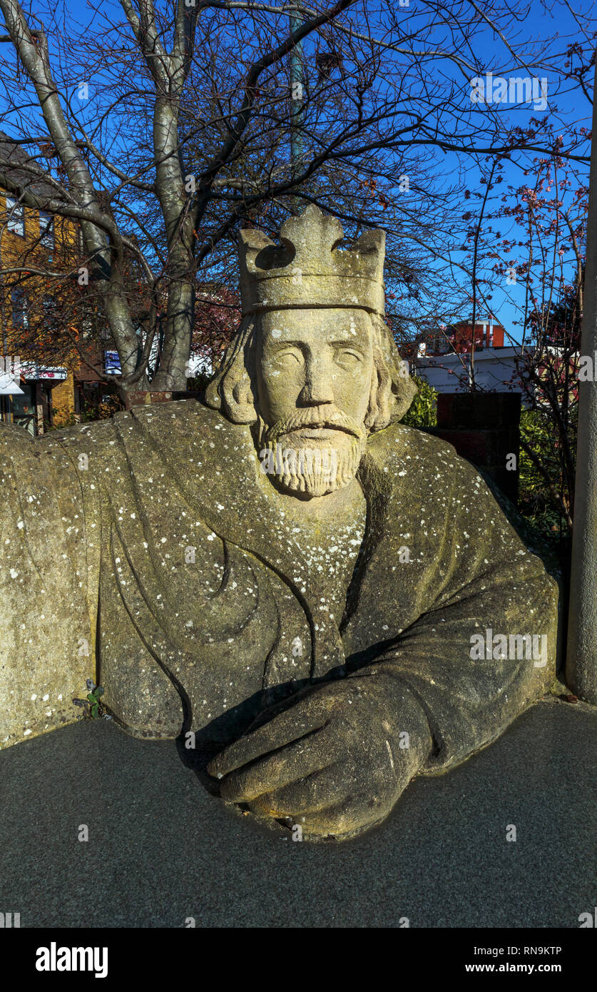 Kopf von König John auf eine Skulptur von David Parfitt, Egham, einer Stadt in Runnymede, Surrey, Südosten, England, Grossbritannien, wo die Magna Carta unterzeichnet wurde. Stockfoto