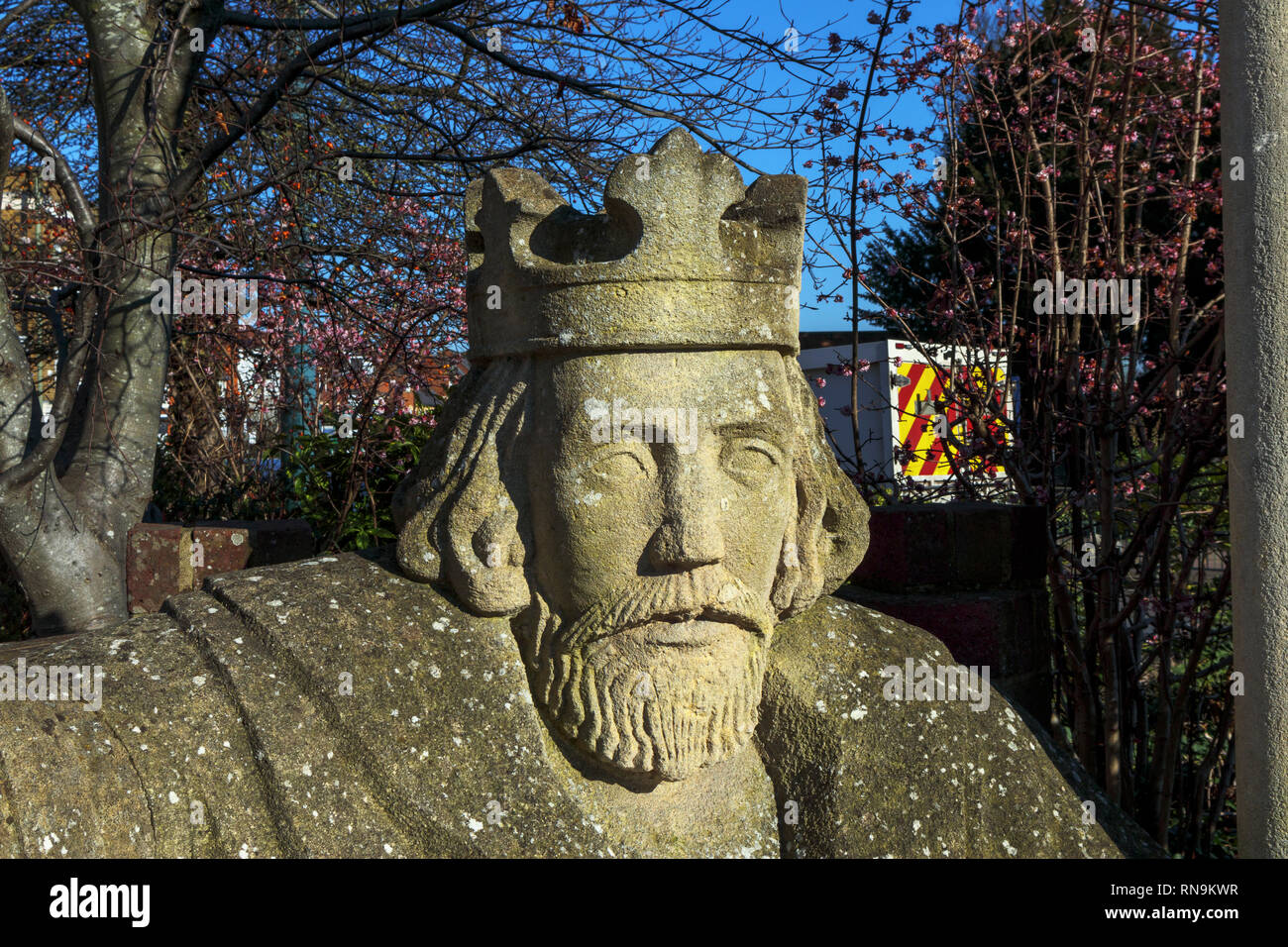 Kopf von König John auf eine Skulptur von David Parfitt, Egham, einer Stadt in Runnymede, Surrey, Südosten, England, Grossbritannien, wo die Magna Carta unterzeichnet wurde. Stockfoto
