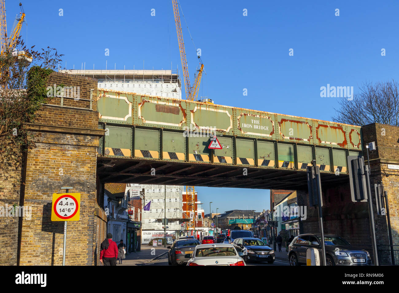 Die Eiserne Brücke, eine typische vintage Metall girder Eisenbahnbrücke in der High Street, Staines-Upon-Thames, einer Stadt in Spelthorne, Surrey, South East England Stockfoto