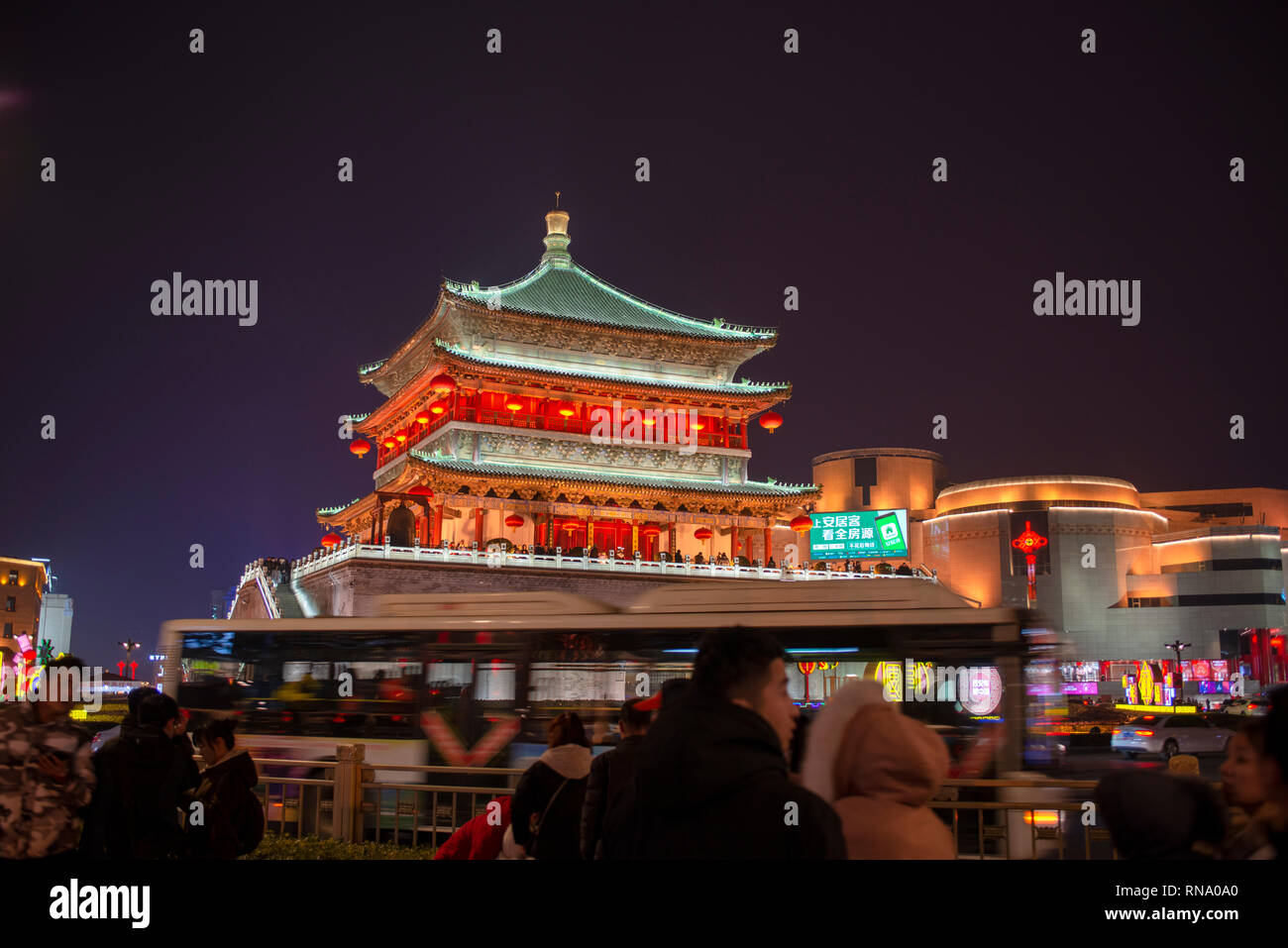 Turmuhr in der Nacht. Das Frühlingsfest 2019 in Xi'an China Stockfoto