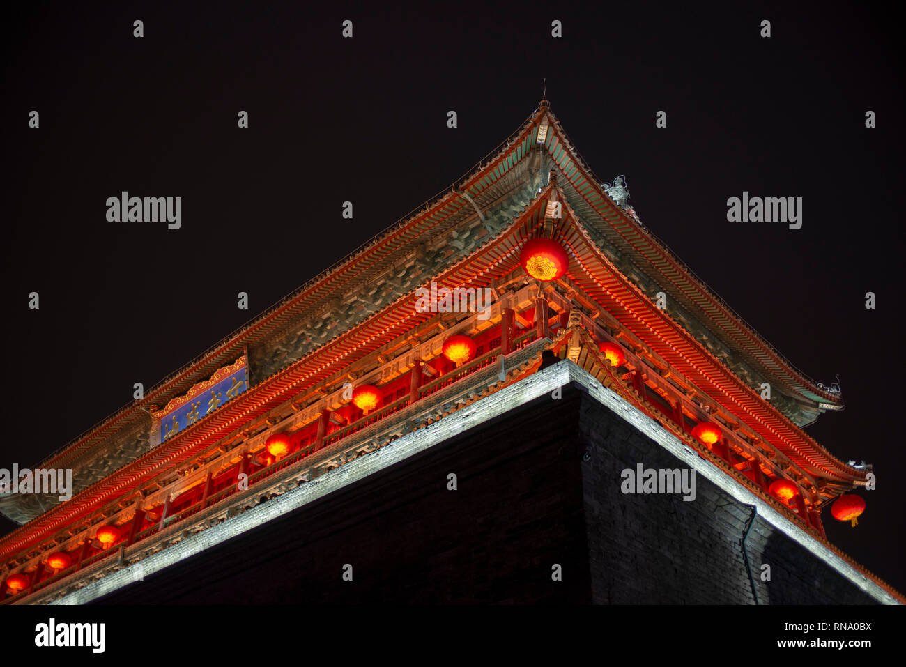 Xi'an Drum Tower in der Nacht, während das Frühlingsfest in China Stockfoto