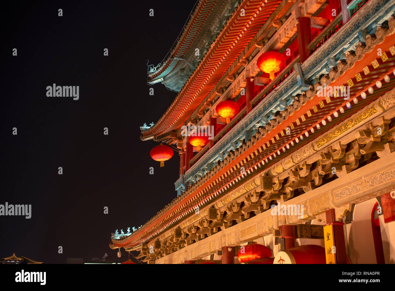 Xi'an Drum Tower in der Nacht, während das Frühlingsfest in China Stockfoto