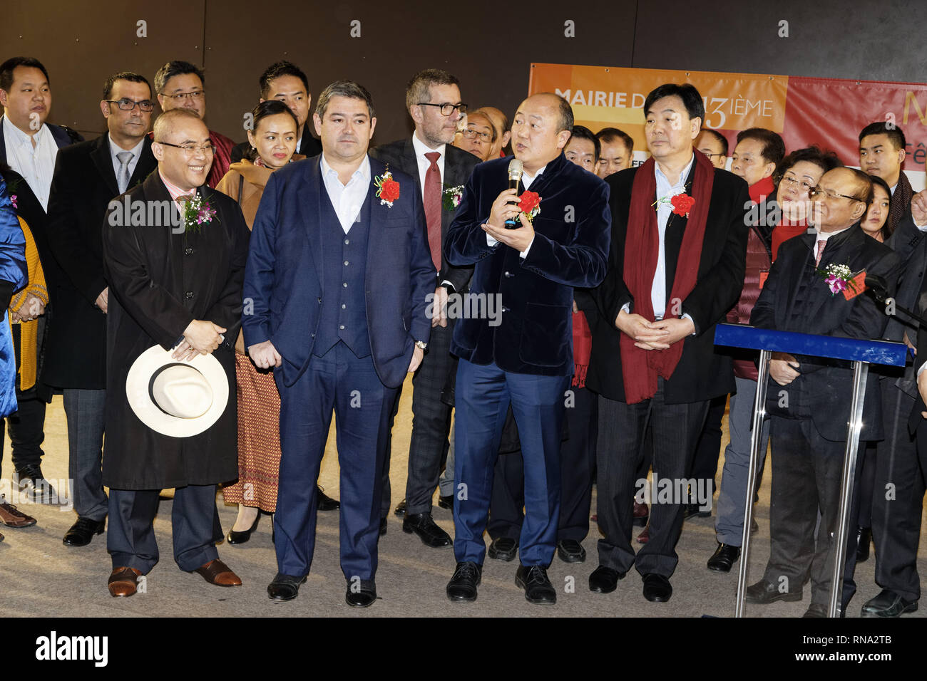 Paris, Frankreich. 17 Feb, 2019. Dr. Chem Widhya, Jérôme Coumet, S.E.M. Zhai Jun und Trinh Huy während des Chinese New Year Parade platziert in diesem Jahr unter dem Zeichen des Schweins Land am 17. Februar 2019 in Paris, Frankreich. Quelle: Bernard Menigault/Alamy leben Nachrichten Stockfoto