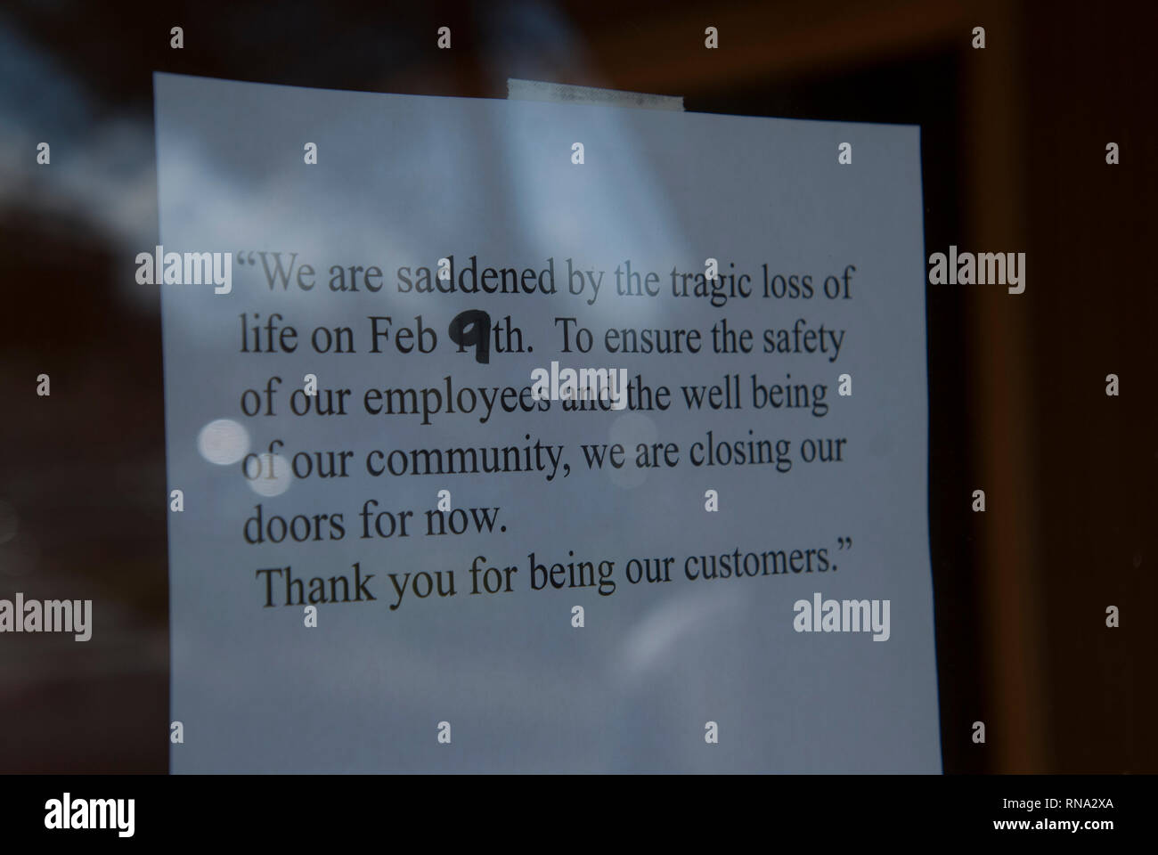 Vallejo, Kalifornien, USA. 17. Feb 2019. Ein Schild an der Tür, die darauf hinweist, dass ein Taco Bell in Vallejo, Kalifornien, bleibt geschlossen, nachdem die Polizei erschossen 20-jährige rapper Willie McCoy am 13.02.9 gehangen. McCoy war angeblich bewusstlos in seinem Auto in das Laufwerk der Taco Bell durch Weg gefunden. Polizei sagte er aufwachte, für das Gewehr erreicht und sechs Offiziere eröffneten das Feuer. Credit: Scott Morris/Alamy leben Nachrichten Stockfoto